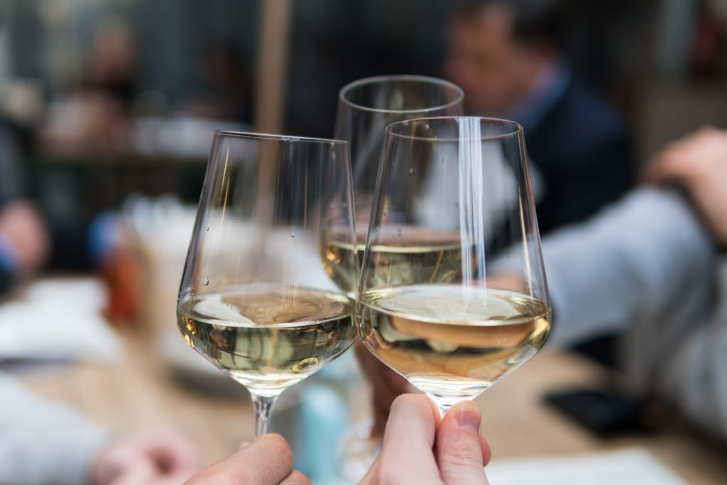 Boire un verre, bar à vins, sortir autour de grignan
